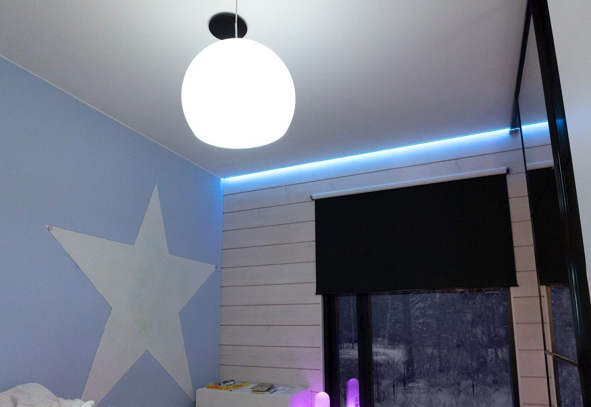Una striscia LED RGBW che cambia colore nella scanalatura del soffitto crea atmosfera nella stanza dei bambini